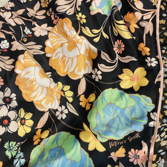 Victoria’s Secret Satin Sleep Shorts - Picture 2 of 3